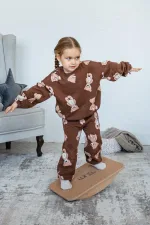 Bambina in equilibrio sulla balance board con le braccia aperte