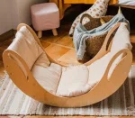 Dondolo Montessori con cuscino beige e copertina in cameretta