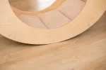 Dettaglio della curva del dondolo Montessori CLASSIC sul pavimento