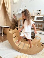 Bambina in equilibrio in piedi sul dondolo Montessori CLASSIC