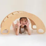 Dondolo CLASSIC girato ad arco con bambina sdraiata sotto