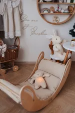 Dondolo SMILE con cuscino beige e peluche nella cameretta