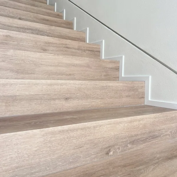 Gradino Easy Step in SPC IMPERMEABILE per scale – coordinato ai pavimenti Durafloor