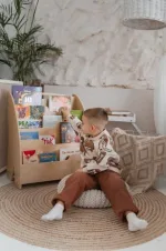 Bambino legge un libro davanti alla libreria Montessori frontale
