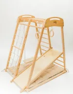 Palestra Montessori da interno in faggio vista di lato, con scivolo agganciato alla spalliera