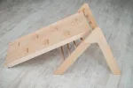 Triangolo Pikler con rampa girata dal lato arrampicata con prese in legno